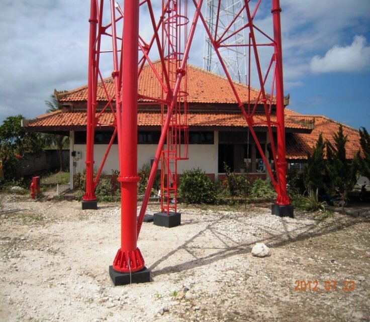 Tower merah alamTV berdiri di area Bali