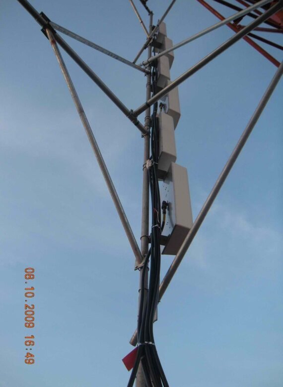 Instalasi antena dan kabel penunjang di struktur tower